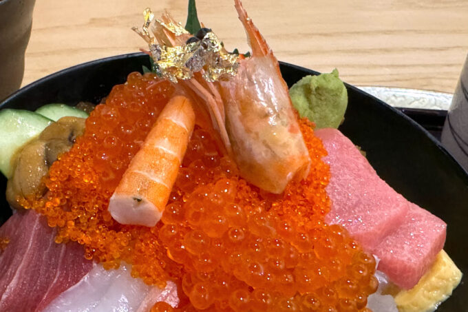 福岡県糸島市「塚本鮮魚店」極上海鮮丼にトッピングされたたっぷりのいくらととびっこ、さらには金粉まで！