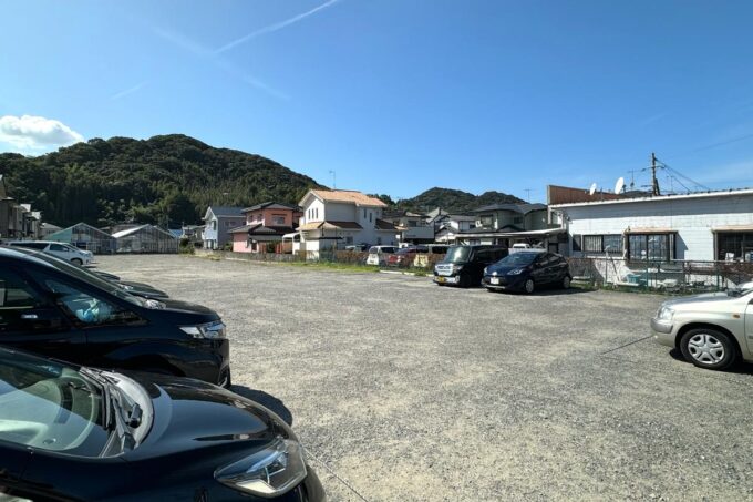 福岡県糸島市「塚本鮮魚店」の広々とした駐車場