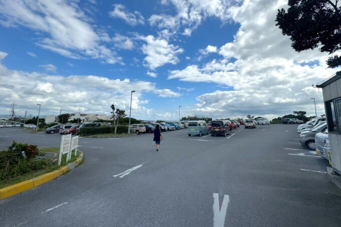 沖縄市「アボンダンス（raw sweets cafe abondance）」の近くにある無料駐車場