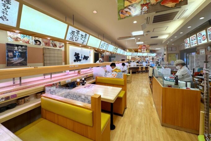 札幌市「回転寿司 まつりや 山鼻店」の店内