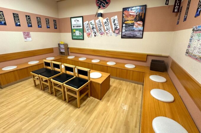 札幌市「回転寿司 まつりや 山鼻店」待合スペース