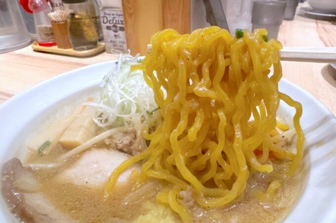 札幌・すすきの「札幌らーめん輝風（きふう）」元祖味噌の麺はやや太い縮れのたまご麺