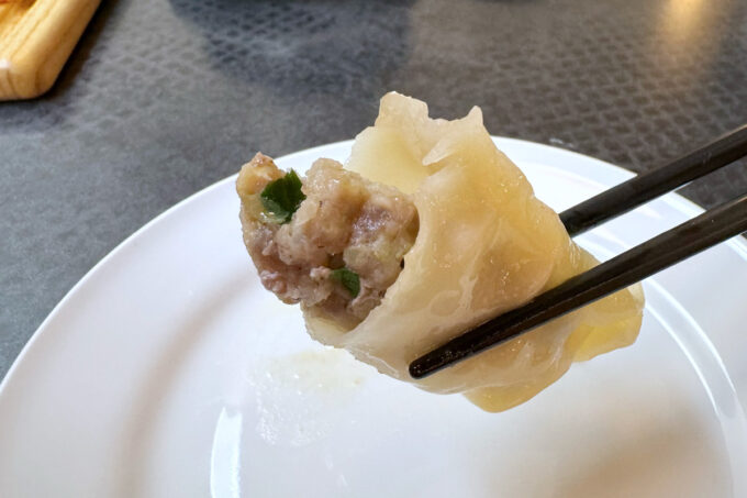 那覇空港国内線「キリンビア＆スナック」あぐー豚の水餃子の餡は肉肉しい感じだった