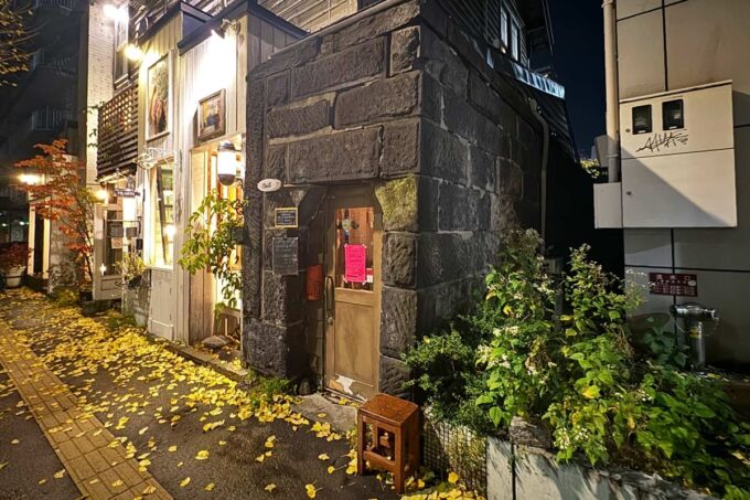 札幌「小さな立ち飲み屋 odeco」の外観は防火壁に囲まれている