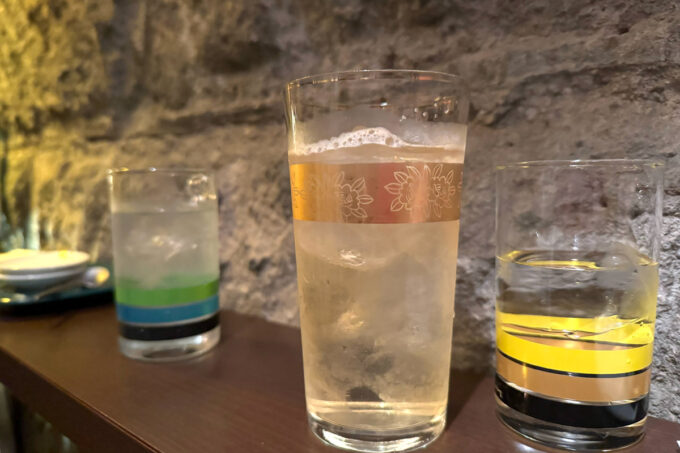 札幌「小さな立ち飲み屋 odeco」お隣のお姉さんが泥酔し始めたので、みんなでお水もいただく