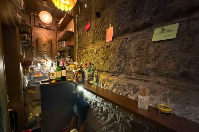 札幌「小さな立ち飲み屋 odeco」店内は防火壁にそってカウンターが設けられている