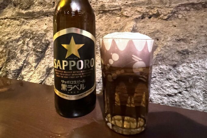札幌「小さな立ち飲み屋 odeco」ビールはサッポロ黒ラベルの小瓶