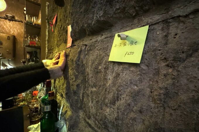 札幌「小さな立ち飲み屋 odeco」防火壁にメニュー札を刺すスタイル