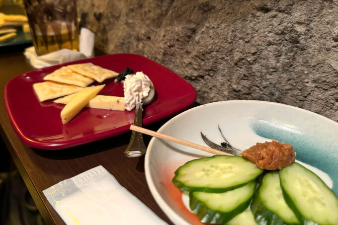 札幌「小さな立ち飲み屋 odeco」お腹が減っていると伝えると、チーズ盛り合わせともろきゅうを小出しにしてくれた