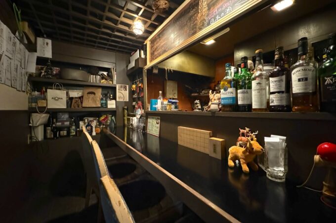 札幌・すすきの「居酒屋せっちゃん」の店内（カウンター席）