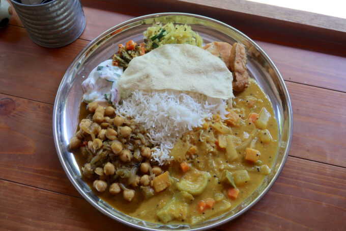 本部町「スーリヤ食堂」南インドカレー定食（野菜、1230円）を俯瞰で撮影