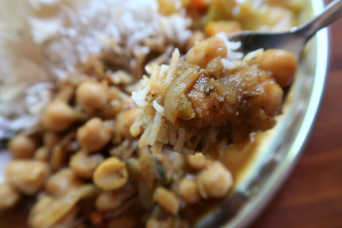 本部町「スーリヤ食堂」南インドカレー定食の豆カレーを箸上げ