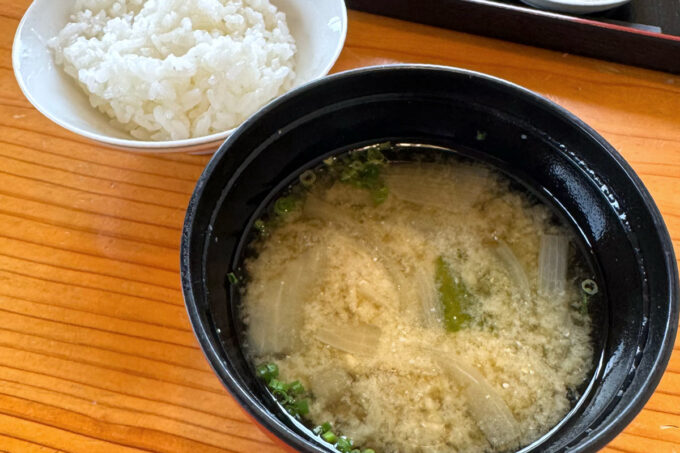 浦添市港川「天ぷら 村中」全部選べる天定食のごはんと味噌汁