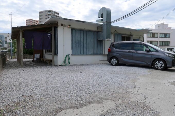 浦添市港川「天ぷら 村中」駐車場はお店前に用意されている