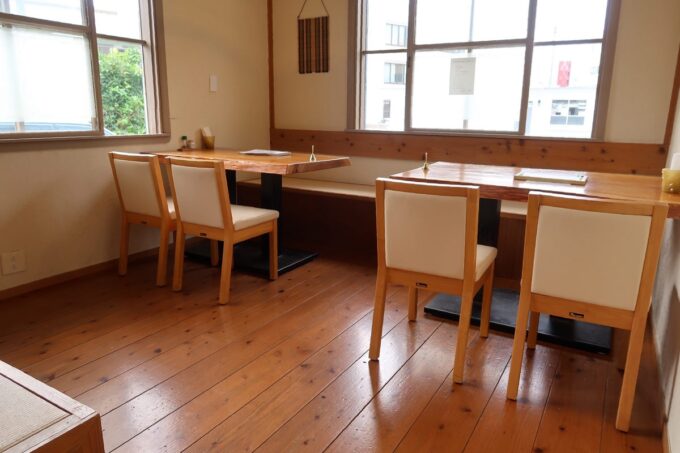 浦添市港川「天ぷら 村中」のテーブル席
