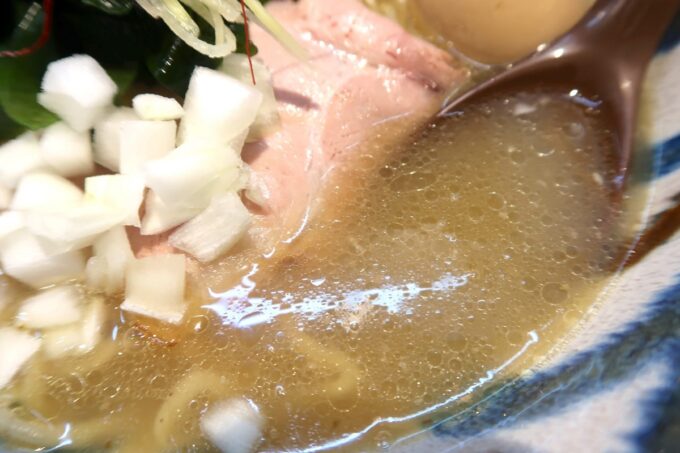 南風原町「みなや 鶏と煮干しラーメンの店」とり塩ラーメンのスープ