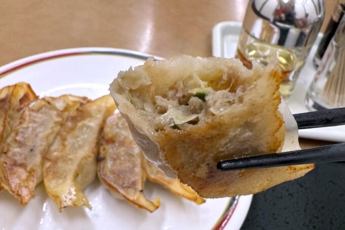 札幌市南3西2「みよしの 狸小路店」餃子の中の餡は肉と野菜、卵が使われている