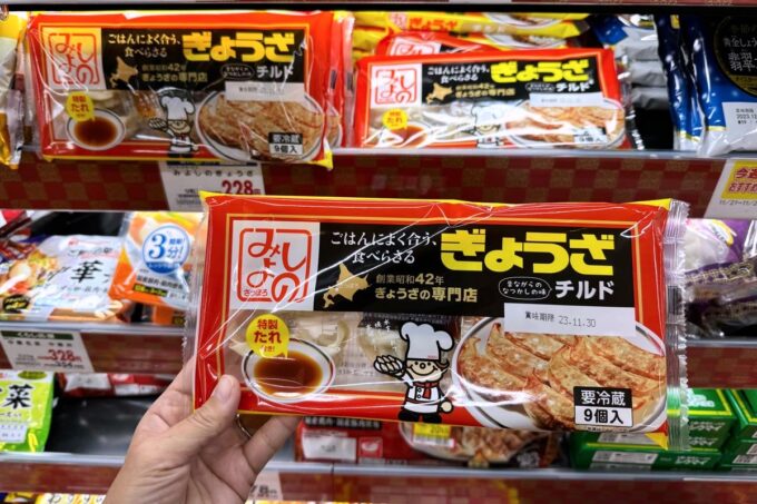 札幌市内のスーパーで売られるみよしののチルド餃子