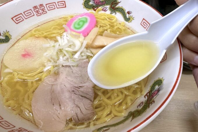 札幌・すすきの「ラーメン信月」塩ラーメンのスープ