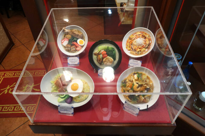 那覇空港国内線「中国料理 花林」ショーケースに並ぶ食品サンプル