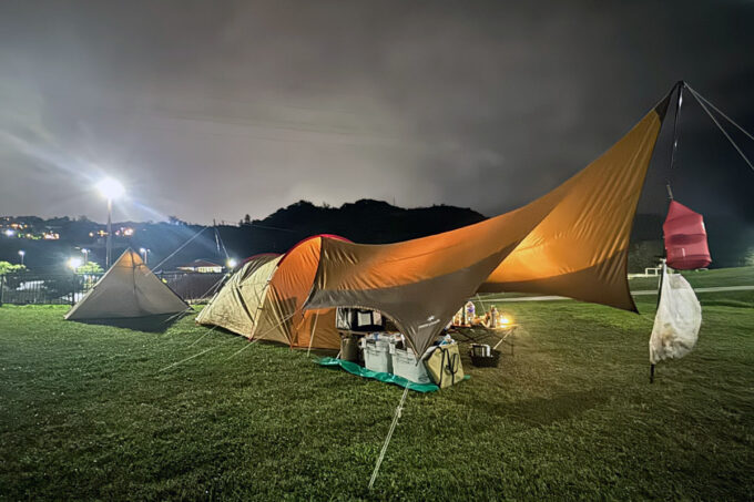 中城公園キャンプ場（スカイサイト）にテントを張る