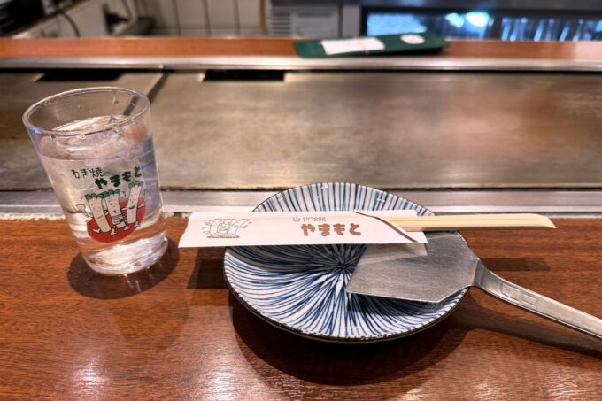 大阪「ねぎ焼 やまもと 梅田エスト店」鉄板カウンター席に入ると、取り分け皿とお箸などがすぐに用意された。