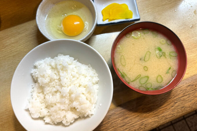 新梅田食堂街「大阪屋」朝定食（350円）に玉子ごはんを注文した