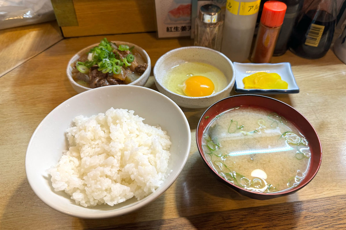 新梅田食堂街「大阪屋」で食べた朝定食とどてミックス