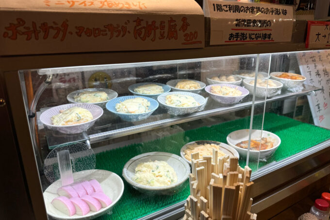 新梅田食堂街「大阪屋」カウンター上に小鉢が並ぶ