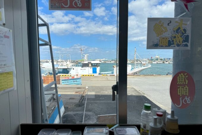 那覇市港町「漁師食堂 さかな大統漁」店内から漁港ビューを楽しむ