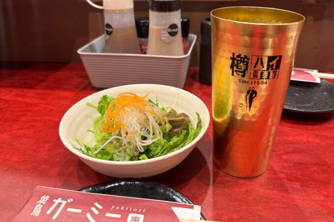 大阪市天満「焼鳥ガーミー」お通しのサラダとウーロン茶（275円）