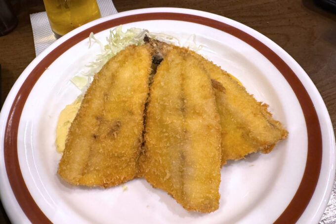 福岡市の博多駅前にある「アジフライセンター おむこさん」アジフライ定食のメインは別皿で到着