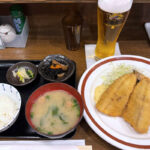 福岡市の博多駅前にある「アジフライセンター おむこさん」のランチで食べたアジフライ定食（1200円）と生ビール（650円）