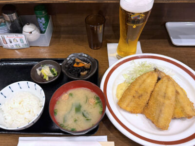 福岡市の博多駅前にある「アジフライセンター おむこさん」のランチで食べたアジフライ定食（1200円）と生ビール（650円）