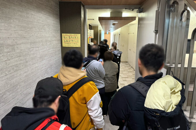 福岡市の博多駅前にある「アジフライセンター おむこさん」ランチ入店に並ぶ人たちの列
