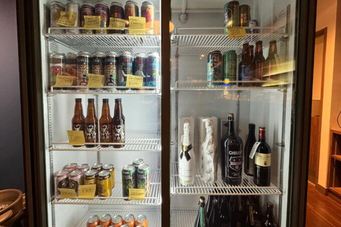 那覇市のサンライズなは商店街にある「BEER SLASH（ビアスラッシュ）」では缶やボトルビールの販売もしている