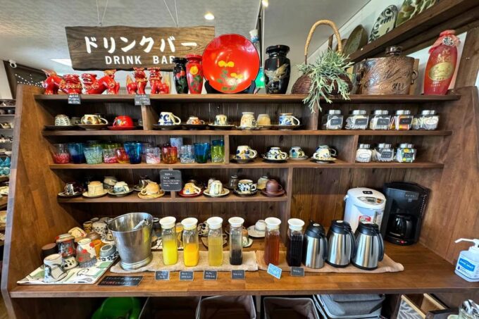 糸満市「土〜夢 ごはんカフェ 琉球ガラス村店」ドリンクバーでは好きなやちむんを選らべる