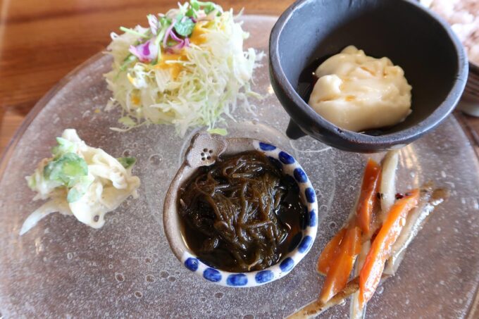 糸満市「土〜夢 ごはんカフェ 琉球ガラス村店」サラダ、ゴーヤの和え物、きんぴらごぼう、豆乳ジーマーミ豆腐、もずくが添えられていた