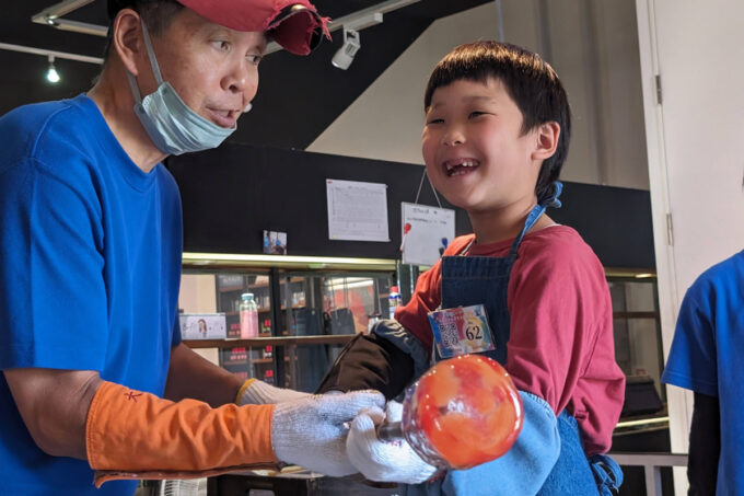 糸満市にある「琉球ガラス村」でグラス作り体験をするお子サマー