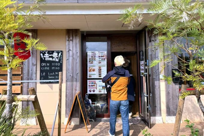 糸満市「土〜夢 ごはんカフェ 琉球ガラス村店」の入り口