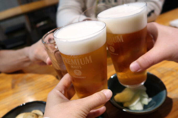 那覇市大道「天ぷらと酒・肴 がじまる」樽生のビール（ザ・プレミアムモルツ、580円）で乾杯