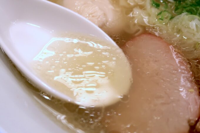 宜野湾市「支那そばかでかる 沖国前店」しおえびわんたん麺の黄金色の鶏清湯に感動した
