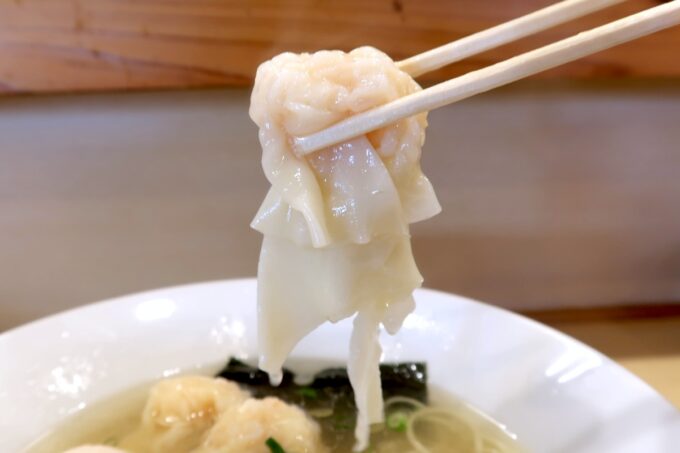 宜野湾市「支那そばかでかる 沖国前店」鶏の塩スープにえびわんたんがおいしい！