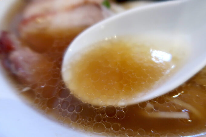 宜野湾市「支那そばかでかる 沖国前店」上特製わんたん麺のウマいスープ
