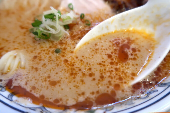 宜野湾市「支那そばかでかる 沖国前店」意外と辛い担々麺のスープ