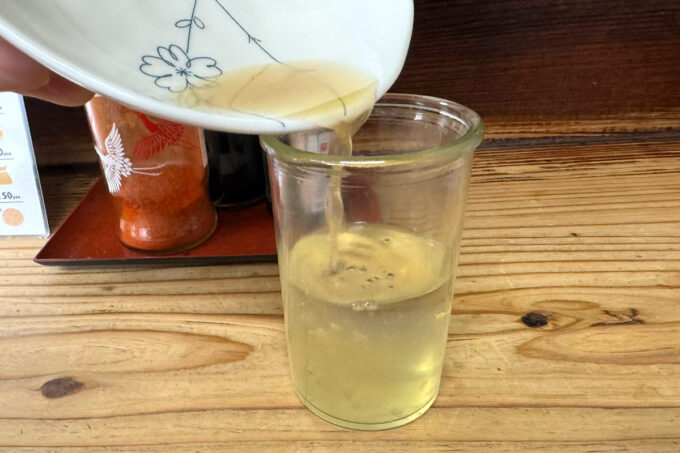 福岡市「弥太郎うどん」おでんの出汁を日本酒にそそいで出汁割にした