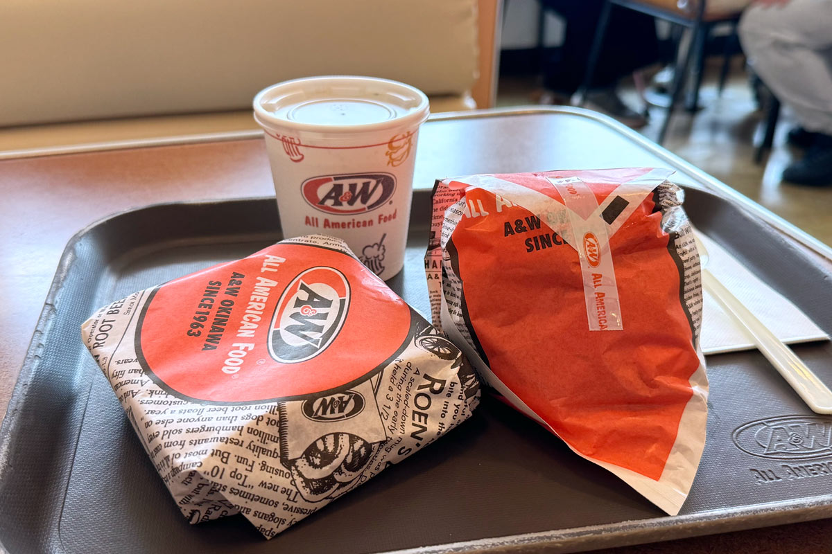 「A＆W 那覇空港店」で食べ飲みした様子