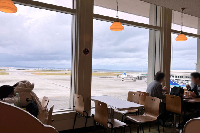 「A&W 那覇空港店」の窓から眺められる滑走路の様子