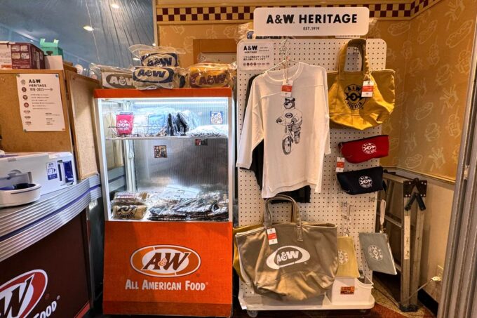 「A&W 那覇空港店」店内で販売しているA&Wのグッズ
