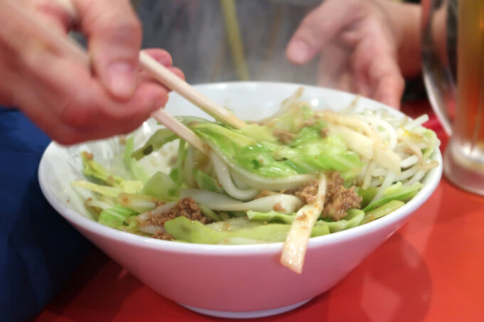 神戸市の南京町「元祖ぎょうざ苑」平打ち麺と温野菜の上にジャジャ味噌が乗せられているので、混ぜて食べる